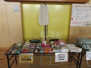 母子・高齢者向けの防災グッズの展示.jpg