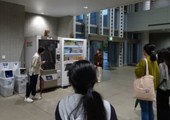 1班_学内の自販機にも個性がある.JPG