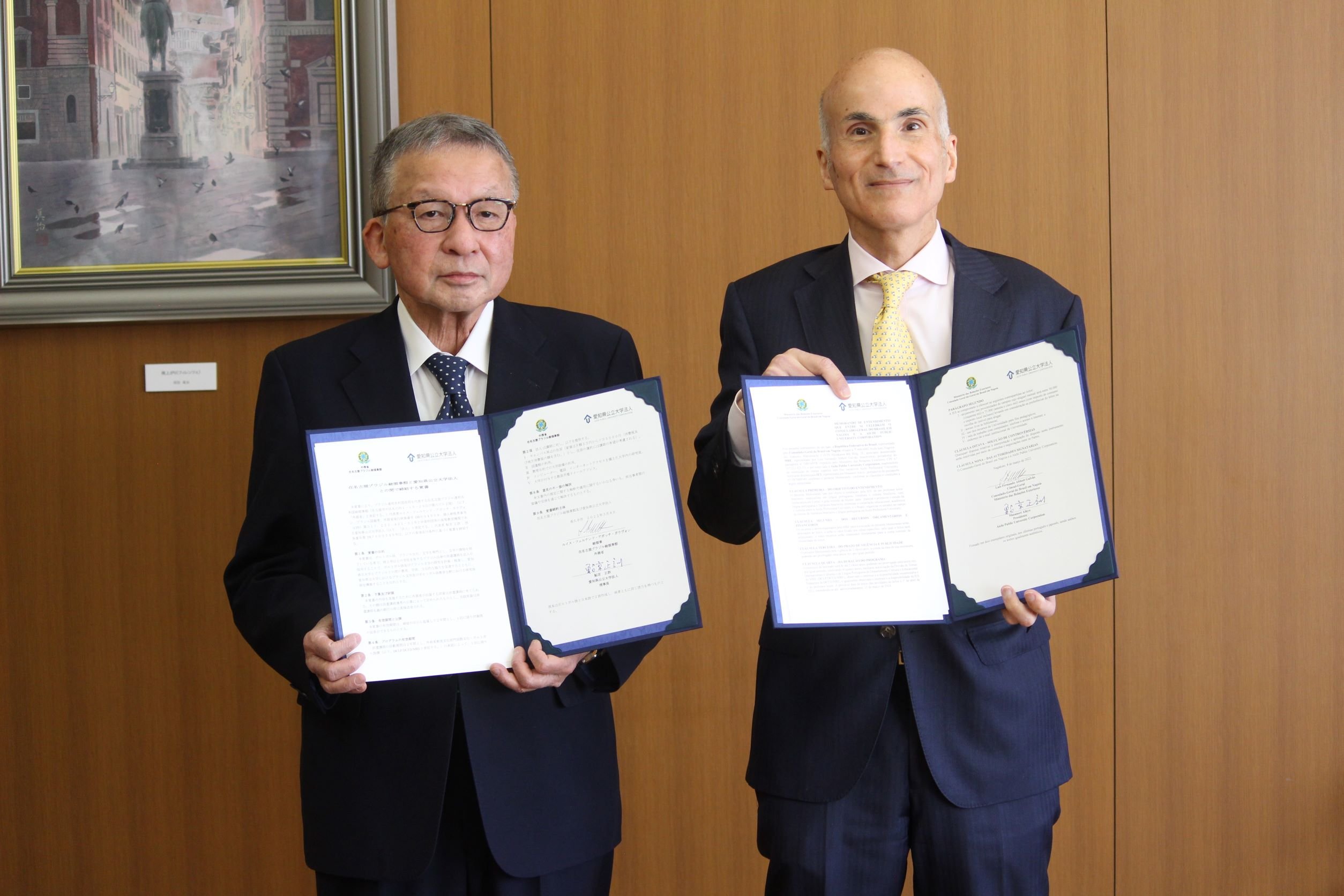 在名古屋ブラジル総領事と愛知県公立大学法人理事長が 愛知県立大学へのブラジル人講師の派遣に関する覚書に署名しました 愛知県立大学