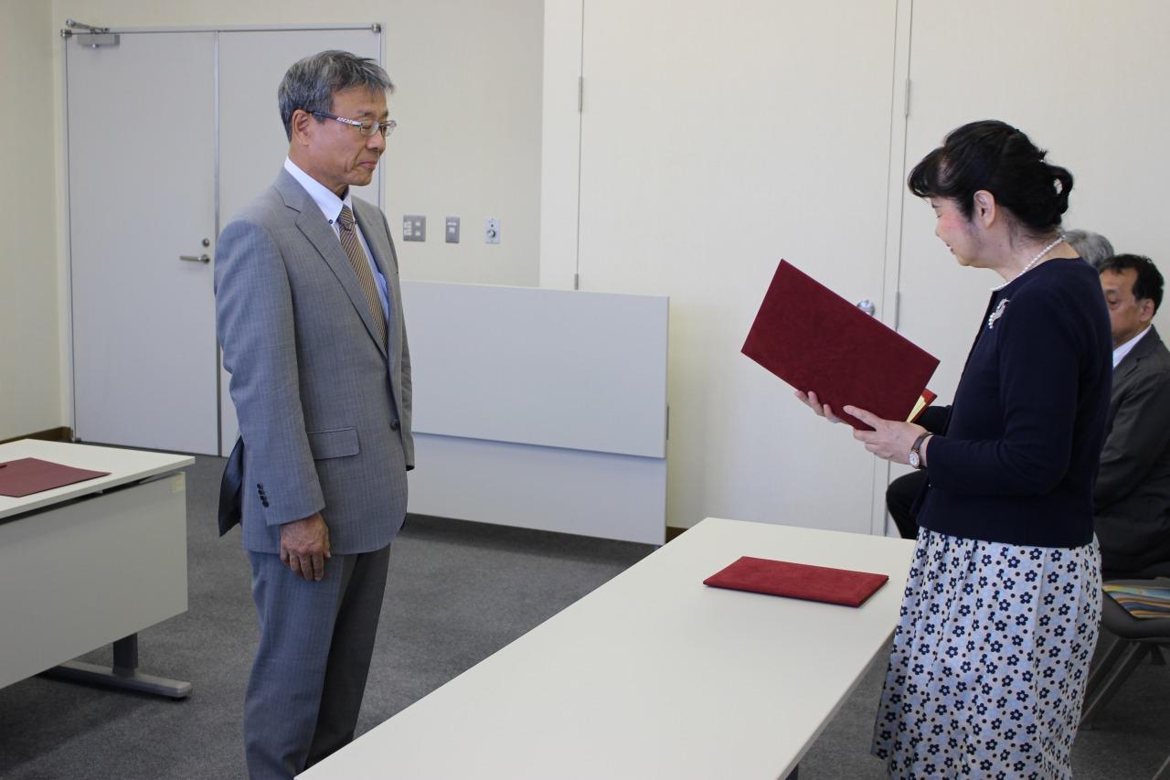 本学をご退任された5名の教員に、愛知県立大学名誉教授称号の授与が行われました。